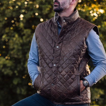 Elegante Highlands Steppweste aus Leder in warmem Mahagoni-Braun