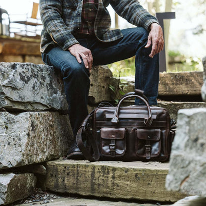 Roosevelt Büffelleder Pilotentasche – Dunkles Holz Eleganz und Robustheit für Ihre Luftabenteuer