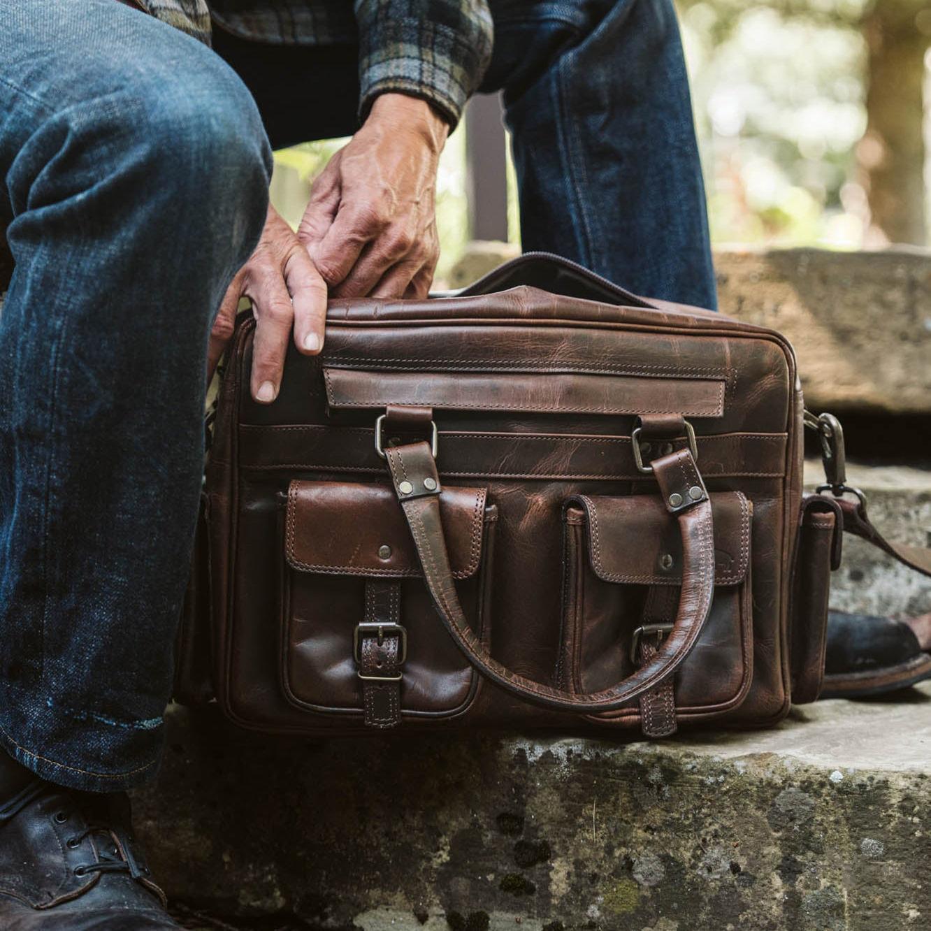 Roosevelt Büffelleder Pilotentasche – Dunkles Holz Eleganz und Robustheit für Ihre Luftabenteuer