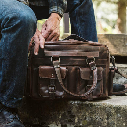Roosevelt Büffelleder Pilotentasche – Dunkles Holz Eleganz und Robustheit für Ihre Luftabenteuer