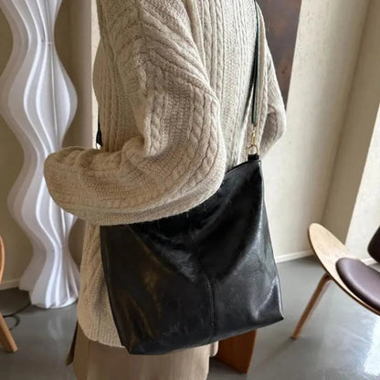 Stilvolle Schultertasche mit eleganter Verzierung - Hermann`s Favorit