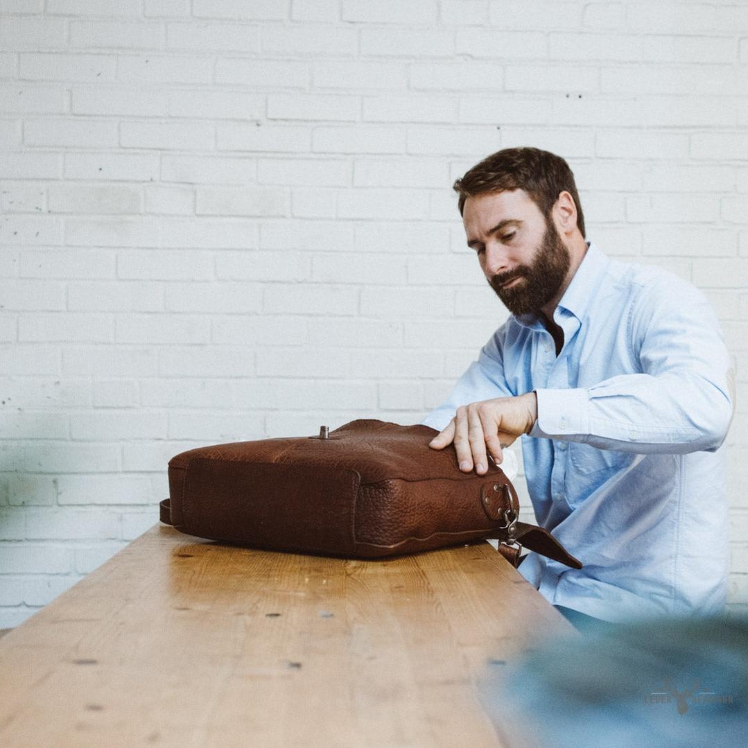 Messenger-Tasche aus Bisonsleder Ryder Reserve – Eleganz und Robustheit für Laptop in Braun