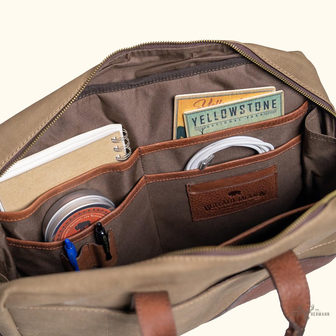 Dakota Reserve Wachs Canvas und Leder Aktentasche | Elegantes Field Khaki mit Reichem Kastanienbraun