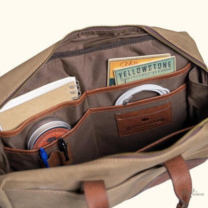 Dakota Reserve Wachs Canvas und Leder Aktentasche | Elegantes Field Khaki mit Reichem Kastanienbraun