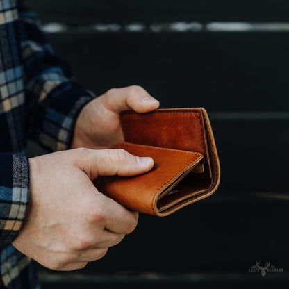 Roosevelt Trifold Lederbörse in Herbstbraun – Eleganz und Funktionalität in einem Accessoire