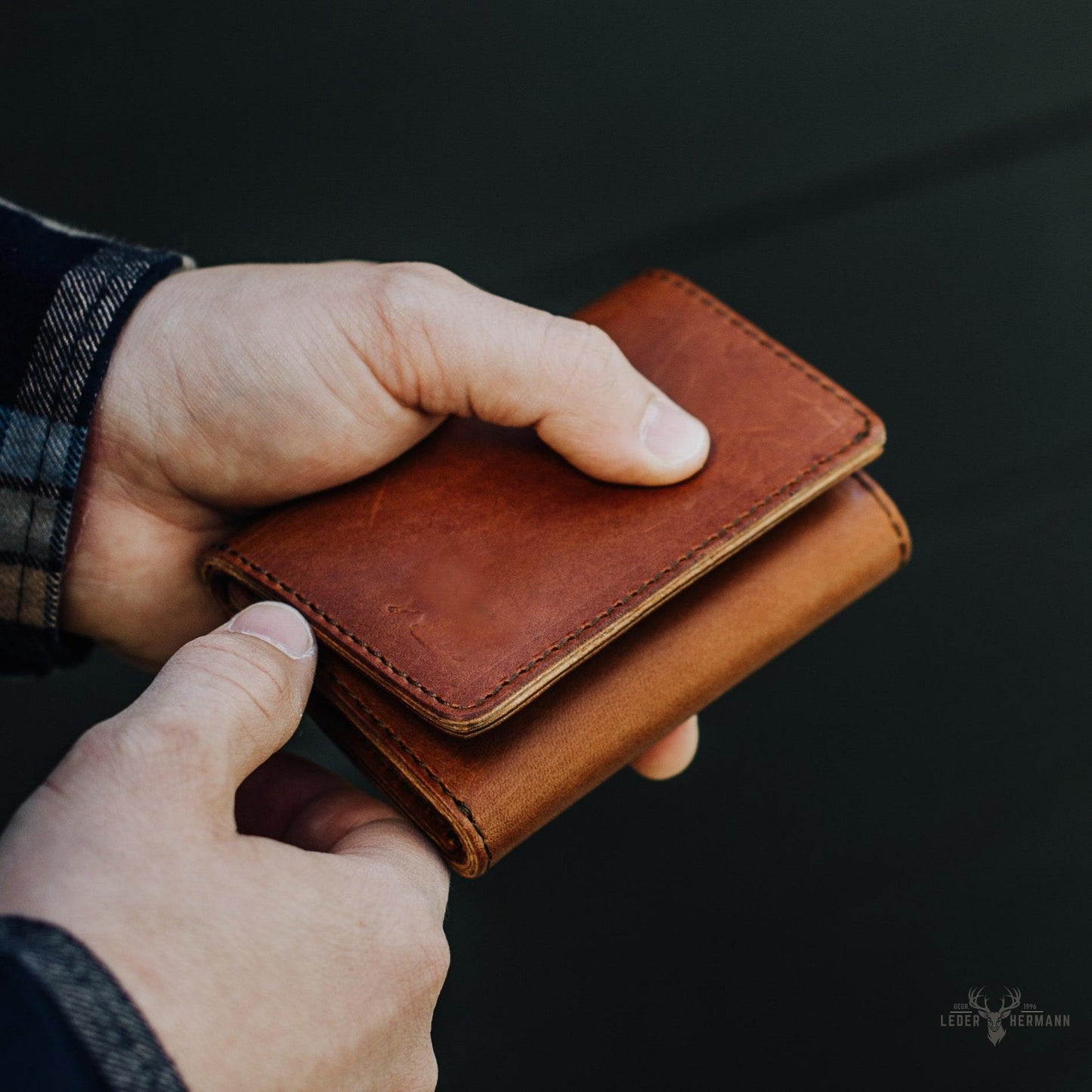 Roosevelt Trifold Lederbörse in Herbstbraun – Eleganz und Funktionalität in einem Accessoire