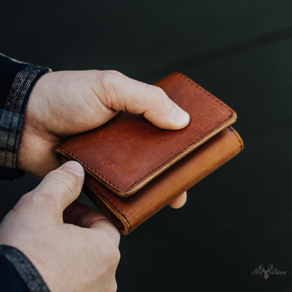 Roosevelt Trifold Lederbörse in Herbstbraun – Eleganz und Funktionalität in einem Accessoire