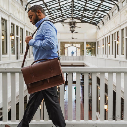 Elegant und langlebig Jefferson Messenger Bag aus Mahagoni