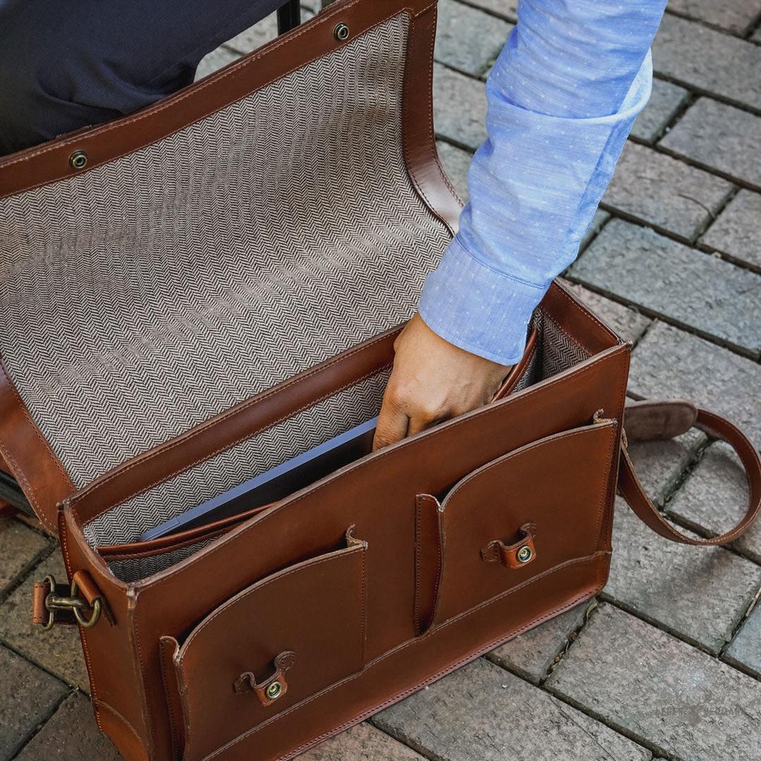 Elegant und langlebig Jefferson Messenger Bag aus Mahagoni