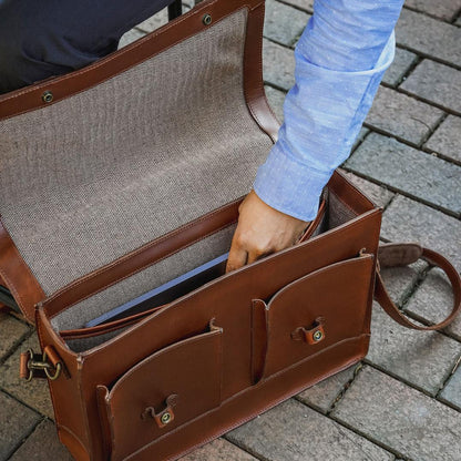 Elegant und langlebig Jefferson Messenger Bag aus Mahagoni