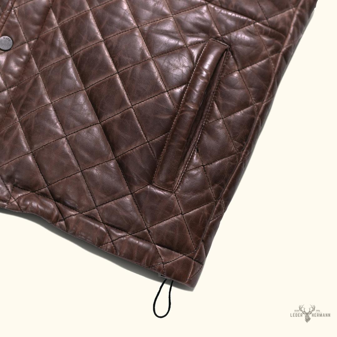 Elegante Highlands Steppweste aus Leder in warmem Mahagoni-Braun