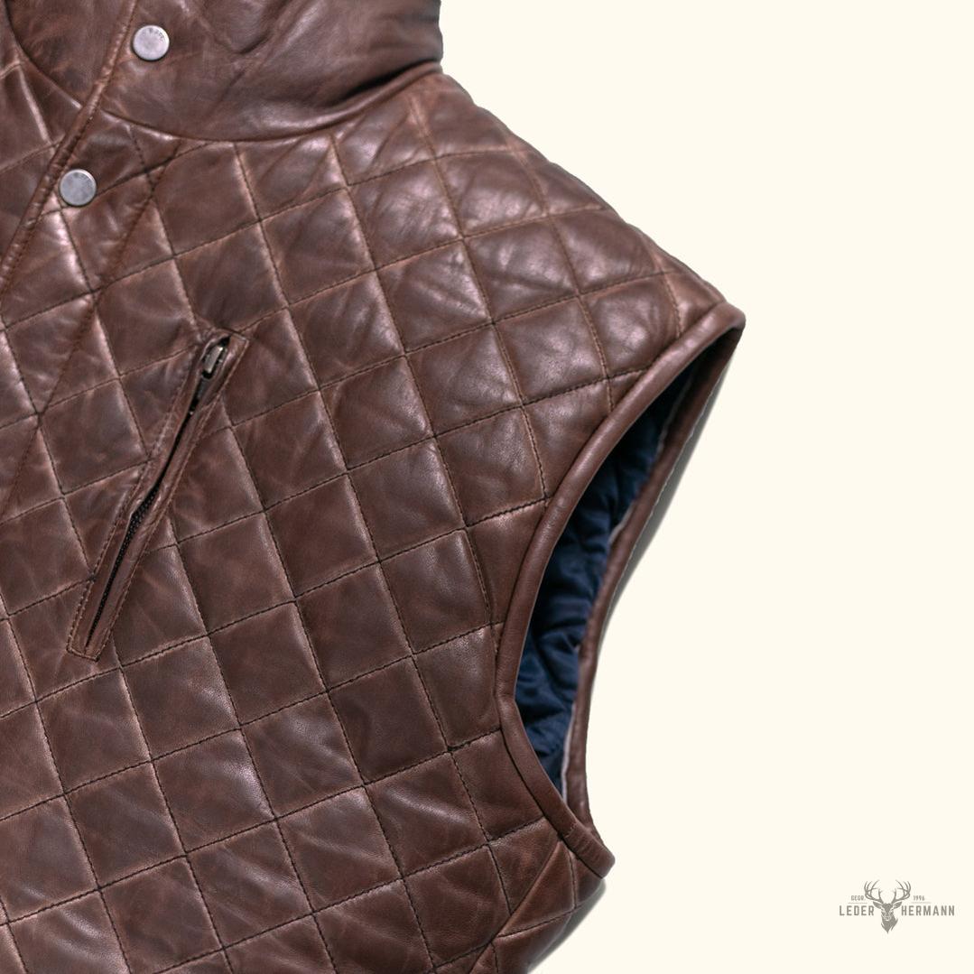 Elegante Highlands Steppweste aus Leder in warmem Mahagoni-Braun
