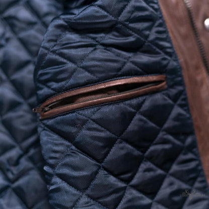 Elegante Highlands Steppweste aus Leder in warmem Mahagoni-Braun