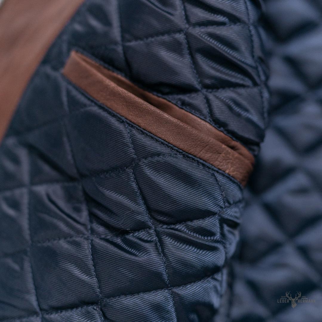 Elegante Highlands Steppweste aus Leder in warmem Mahagoni-Braun