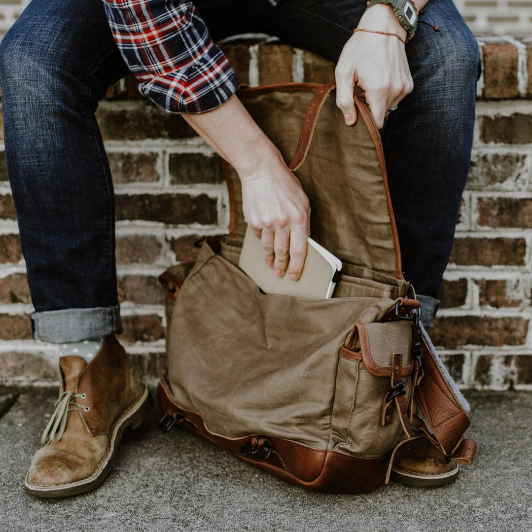 Dakota Wachskanvas Messenger Bag - Stilvolles Field Khaki mit elegantem Chestnut Brown Leder Abnehmbarer Schultergurt für vielseitiges Tragen