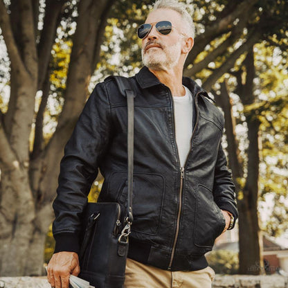 Maverick Bomber Lederjacke | Vintage Stil, Schwarze Eleganz, Zeitlose Raffinesse