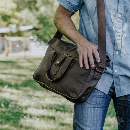 Schultertasche aus Leder Walker | Vintage-Eleganz in Eiche