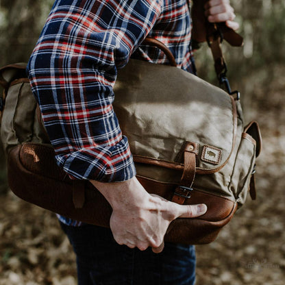 Dakota Wachskanvas Messenger Bag - Stilvolles Field Khaki mit elegantem Chestnut Brown Leder Abnehmbarer Schultergurt für vielseitiges Tragen