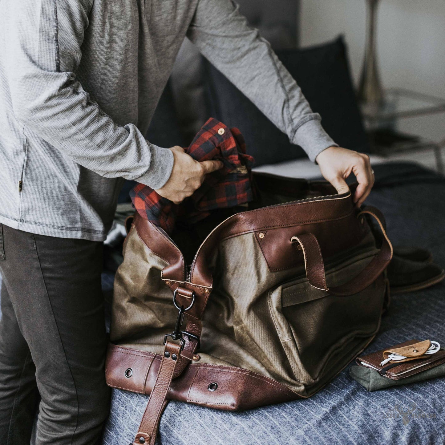 Dakota Wachsig Canvas Übergrößen Wochenendreisetasche mit stilvollen Feld-Khaki- und Chestnut-Braunen Leder Akzenten