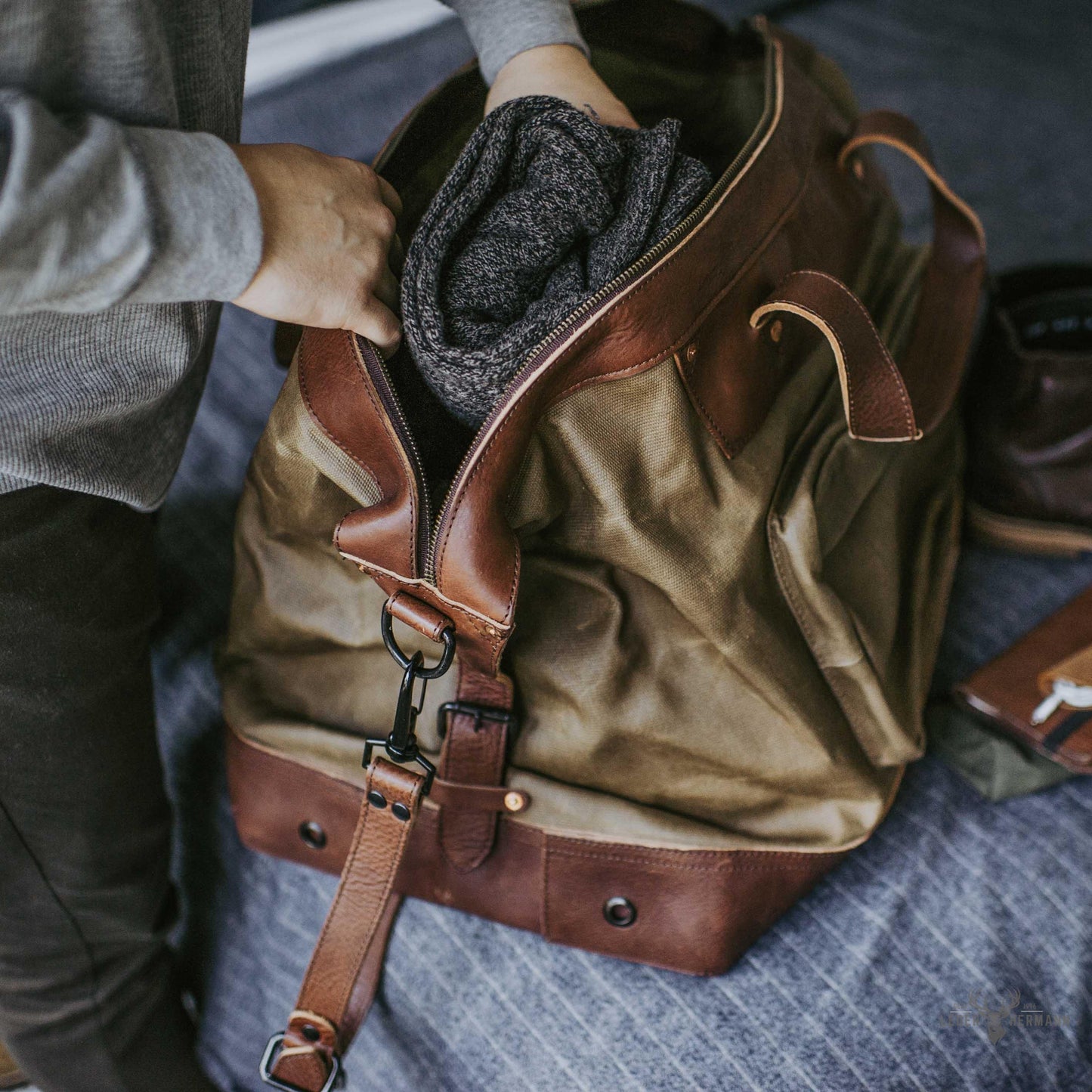 Dakota Wachsig Canvas Übergrößen Wochenendreisetasche mit stilvollen Feld-Khaki- und Chestnut-Braunen Leder Akzenten