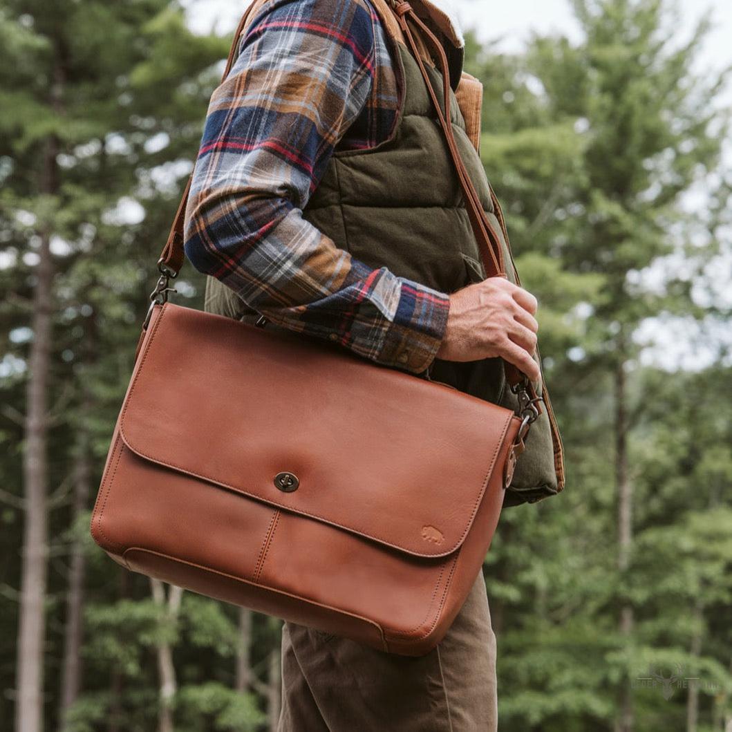 Roosevelt Leder Messenger Tasche für Laptop – Eleganz im Ambra Braun Stil