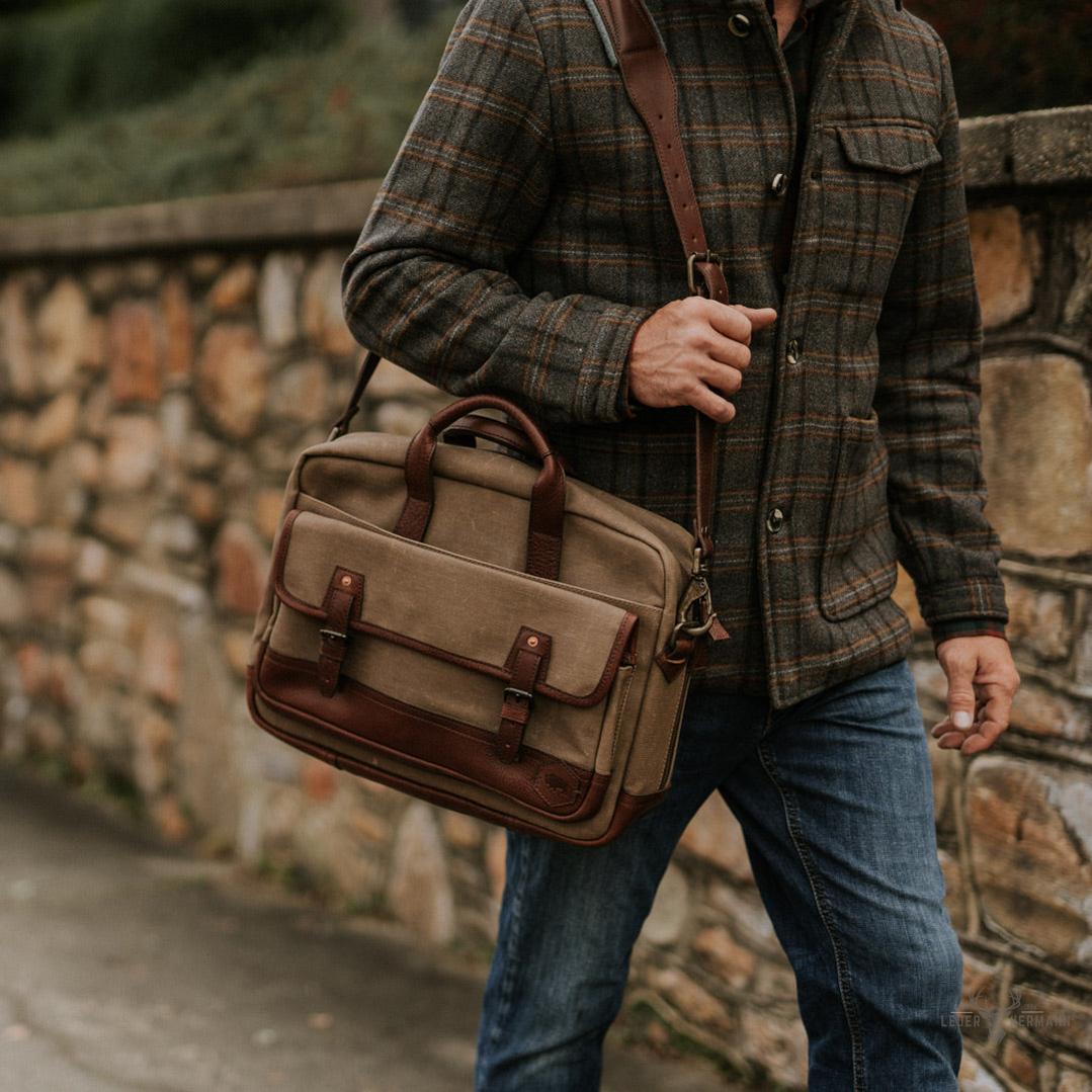 Dakota Reserve Wachs Canvas und Leder Aktentasche | Elegantes Field Khaki mit Reichem Kastanienbraun