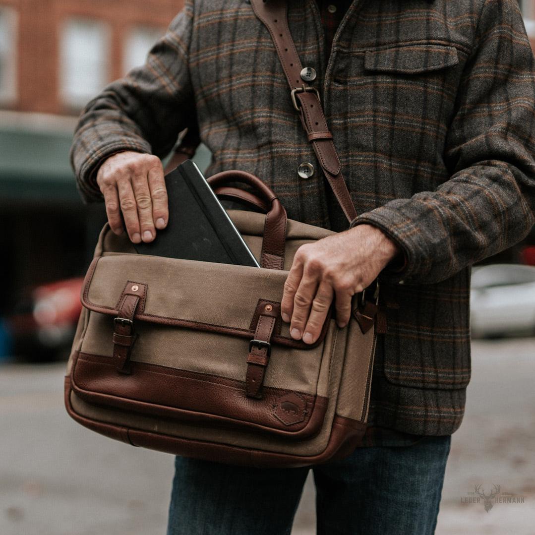 Dakota Reserve Wachs Canvas und Leder Aktentasche | Elegantes Field Khaki mit Reichem Kastanienbraun