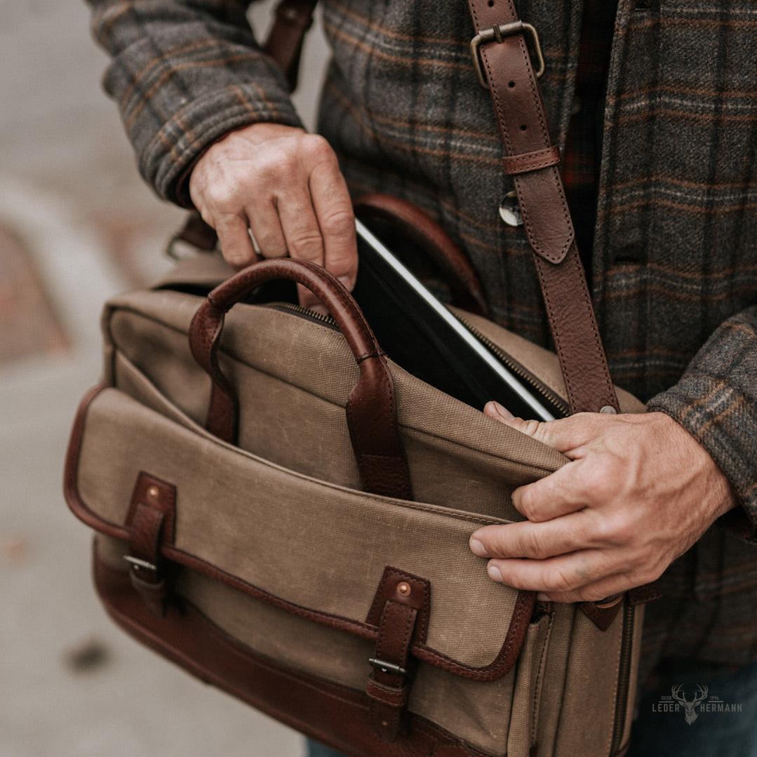 Dakota Reserve Wachs Canvas und Leder Aktentasche | Elegantes Field Khaki mit Reichem Kastanienbraun