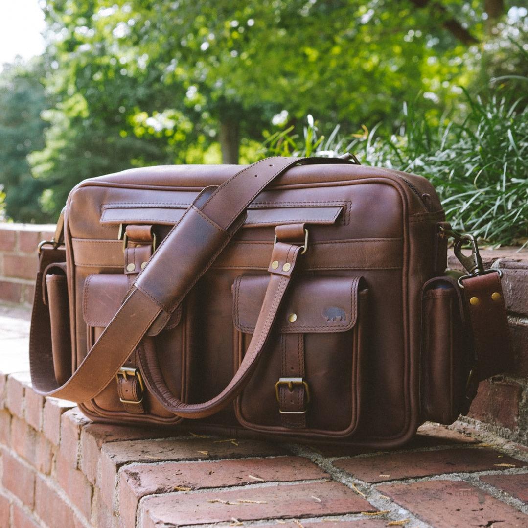 Roosevelt Büffelleder Pilotentasche – Dunkles Holz Eleganz und Robustheit für Ihre Luftabenteuer