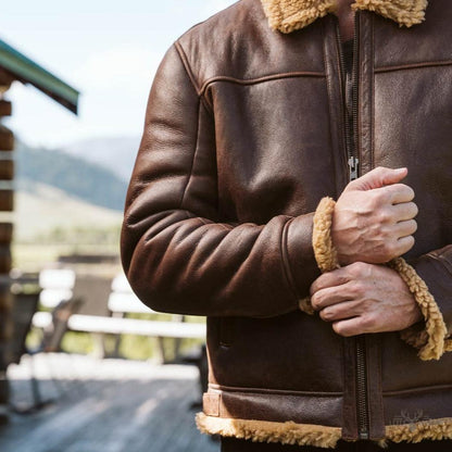 Bomberjacke aus Shearling und braunem Grizzlyleder für einen trendigen und warmen Look