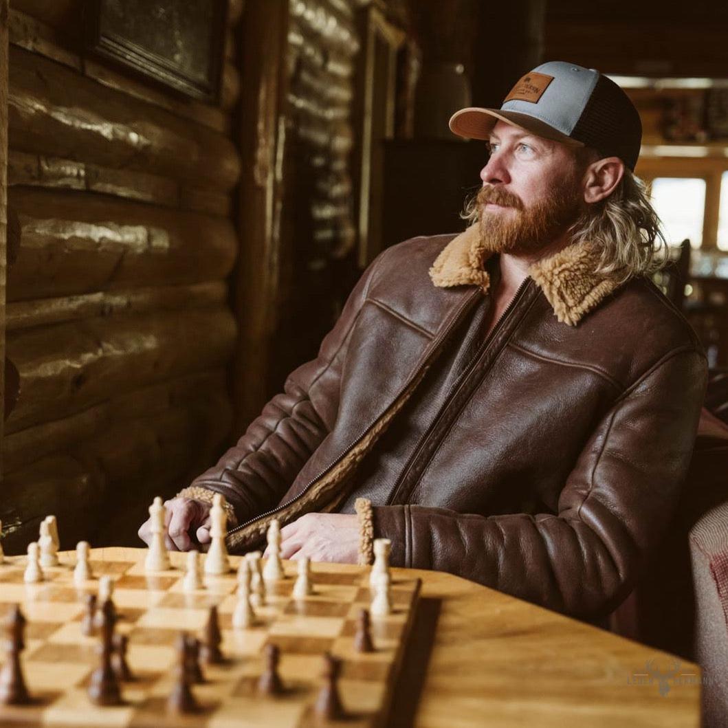 Bomberjacke aus Shearling und braunem Grizzlyleder für einen trendigen und warmen Look