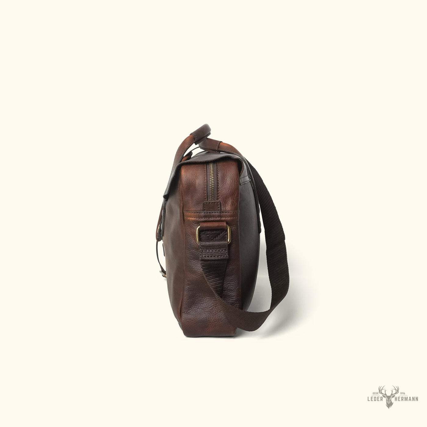Schultertasche aus Leder Walker | Vintage-Eleganz in Eiche